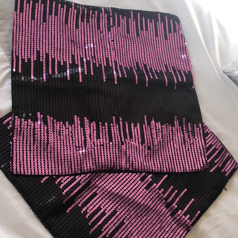 It is 2 pillow cases